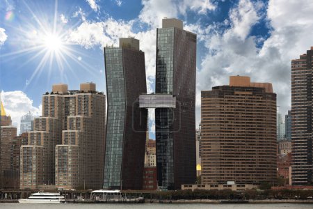 Téléchargez les photos : Manhattan Cityscape with American Copper Buildings in Background. Bright Sunny Day - en image libre de droit