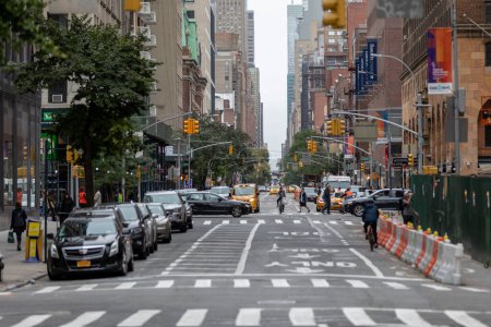 Téléchargez les photos : Manhattan, NYC - 06 octobre 2019 : NYC Cityscape with Traffic and Street. Manhattan. Feux de circulation jaunes en arrière-plan. - en image libre de droit