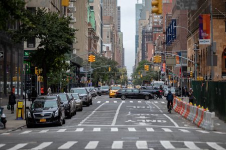 Téléchargez les photos : Manhattan, NYC - 06 octobre 2019 : Paysage urbain avec circulation et rue. Manhattan. Feux de circulation jaunes en arrière-plan. - en image libre de droit