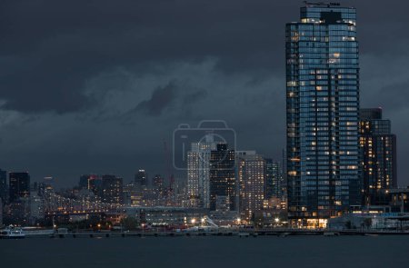 Téléchargez les photos : Paysage urbain de New York avec ciel bleu nuageux orageux en arrière-plan. Skyline de fin d'automne - en image libre de droit