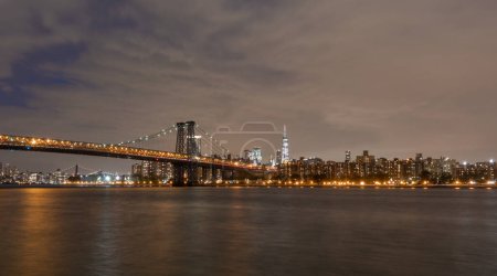 Foto de El puente Williamsburg es un puente colgante en la ciudad de Nueva York a través del East River que conecta el Lower East Side de Manhattan en Delancey Street con el barrio Williamsburg de Brooklyn. - Imagen libre de derechos