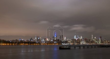 Téléchargez les photos : NYC Cityscape with Stormy Cloudy Sky in Background. Late Autumn Skyline - en image libre de droit