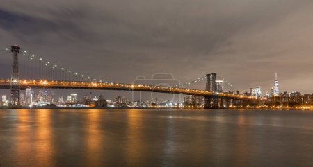 Téléchargez les photos : The Williamsburg Bridge is a suspension bridge in New York City across the East River connecting the Lower East Side of Manhattan at Delancey Street with the Williamsburg neighborhood of Brooklyn - en image libre de droit