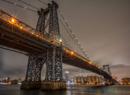 Téléchargez les photos : The Williamsburg Bridge is a suspension bridge in New York City across the East River connecting the Lower East Side of Manhattan at Delancey Street with the Williamsburg neighborhood of Brooklyn - en image libre de droit
