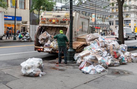 Téléchargez les photos : Manhattan, NYC - 08 octobre 2019 : Les travailleurs de DSNY ramassent des ordures dans une rue de la ville. New York Department of Sanitation est responsable des ordures - en image libre de droit