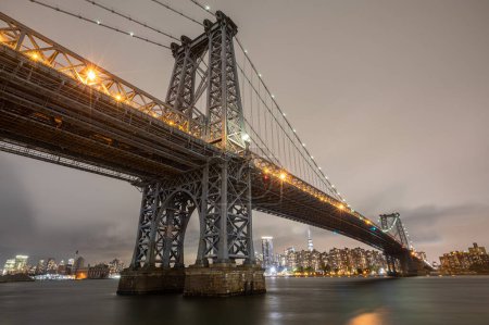 Téléchargez les photos : Le Williamsburg Bridge est un pont suspendu de New York traversant l'East River reliant le Lower East Side de Manhattan à Delancey Street au quartier Williamsburg de Brooklyn. - en image libre de droit