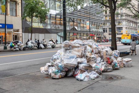 Téléchargez les photos : Manhattan, NYC - 08 octobre 2019 : Les travailleurs de DSNY ramassent des ordures dans une rue de la ville. New York Department of Sanitation est responsable des ordures - en image libre de droit