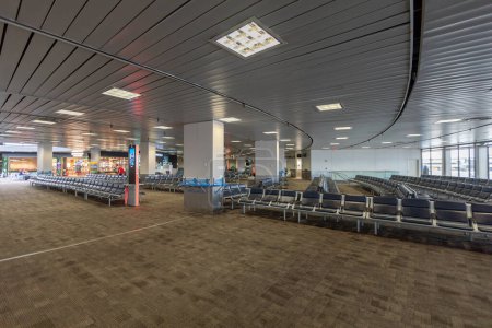 Foto de Newark, Nueva Jersey - 08 de octubre de 2019: Empty Airport. Zona de salida con asientos vacíos - Imagen libre de derechos