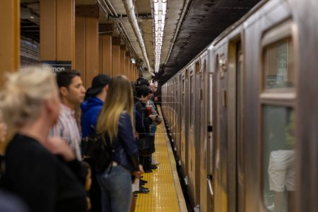 Foto de Manhattan, Nueva York - 06 de octubre de 2019: Estación de metro en Manhattan llena de gente. Sistema de Metro de Nueva York y la gente está esperando el tren. Hora de apuro. - Imagen libre de derechos
