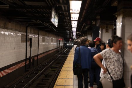 Foto de Manhattan, NYC - October 06, 2019: Metro Station in Manhattan Full of People. NYC Metro System and People are Waiting for the Train. Rush Hour. - Imagen libre de derechos