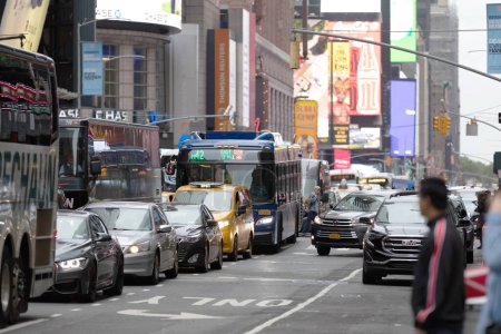 Téléchargez les photos : Manhattan, NYC - October 06, 2019: Traffic in Manhattan, NYC. Public Transport, Taxi and Vehicles in Background - en image libre de droit