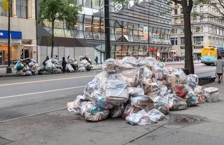Foto de Manhattan, NYC - October 08, 2019: Plastic Litter Bags on the street in Manhattan, NY, USA. - Imagen libre de derechos