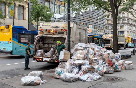 Téléchargez les photos : Manhattan, NYC - October 08, 2019: DSNY workers collect trash on a city street. New York Department of Sanitation is responsible for garbage - en image libre de droit