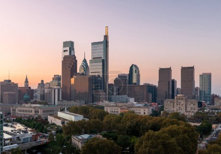 Téléchargez les photos : Philadelphia Skyline with Business District Area. Beautiful Morning Sunlight and Sky. - en image libre de droit