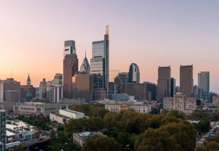 Téléchargez les photos : Philadelphie Skyline avec Business District Area. Belle lumière du soleil du matin et ciel. - en image libre de droit