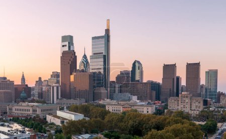 Téléchargez les photos : Philadelphie Skyline avec Business District Area. Belle lumière du soleil du matin et ciel. - en image libre de droit