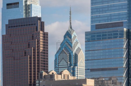 Téléchargez les photos : Philadelphia City Center and Business District Skyscrapers. Cloudy Blue Sky, Beautiful Sunlight. - en image libre de droit