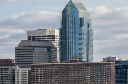 Téléchargez les photos : Philadelphia City Center and Business District Skyscrapers. Ciel bleu nuageux, Belle lumière du soleil. - en image libre de droit