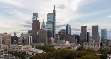 Téléchargez les photos : Philadelphia City Center and Business District Skyscrapers. Pennsylvanie. Ciel bleu nuageux. Philadelphie Centre-ville. - en image libre de droit