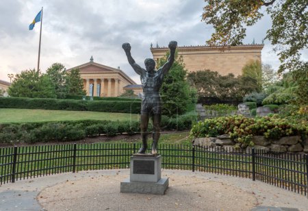 Foto de PHILADELPHIA, PENNSYLVANIA - 30 DE SEPTIEMBRE DE 2019: La estatua rocosa en Filadelfia, EE.UU. Masiva estatua emblemática del boxeador ficticio Rocky Balboa. Originalmente creado para la película Rocky III - Imagen libre de derechos