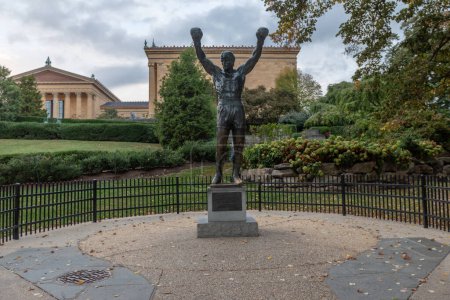 Foto de PHILADELPHIA, PENNSYLVANIA - SEPTEMBER 30, 2019: The Rocky Statue in Philadelphia, USA. Massive, landmark statue of fictional boxer Rocky Balboa. Originally created for the movie Rocky III - Imagen libre de derechos