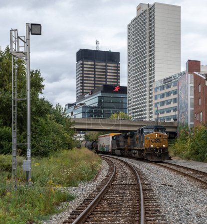 Foto de PHILADELPHIA, PENNSYLVANIA - 30 de septiembre de 2019: Philadelphia Cityscape and CSX Train in Background. Pensilvania. - Imagen libre de derechos