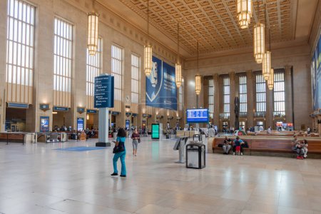 Foto de PHILADELPHIA, PENNSYLVANIA - OCTOBER 02, 2019: The departure hall at 30th Street Station in Philadelphia. Interior view of 30th Street Station. PA, USA. - Imagen libre de derechos