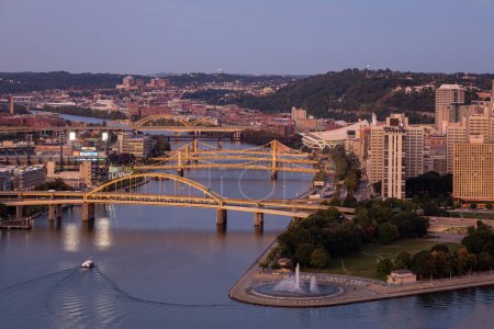 Foto de Cityscape of Pittsburgh and Evening Light. Fort Duquesne Bridge in the Background. Andy Warhol Bridge, Rachel Carson Bridge, Roberto Clemente Bridge in Background - Imagen libre de derechos