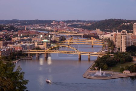Foto de Cityscape of Pittsburgh and Evening Light. Fort Duquesne Bridge in Background. - Imagen libre de derechos