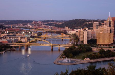 Foto de Paisaje urbano de Pittsburgh y luz nocturna. Puente de Fort Duquesne en segundo plano. - Imagen libre de derechos