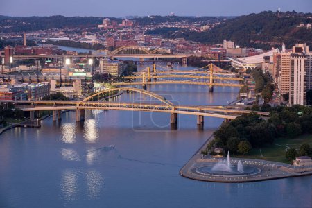 Foto de Paisaje urbano de Pittsburgh y luz nocturna. Puente de Fort Duquesne en segundo plano. - Imagen libre de derechos