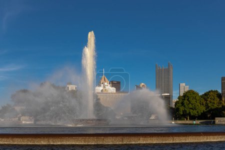 Téléchargez les photos : Point State Park Fountain in Pittsburgh, Pennsylvania. Long Exposure Photo shoot and Blurry Water Because of Long Exposure. Evening - en image libre de droit
