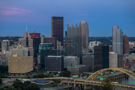 Foto de Cityscape of Pittsburgh and Evening Light. Fort Pitt Bridge in the Background. Beautiful Pittsburgh Skyline - Imagen libre de derechos