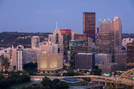 Téléchargez les photos : Cityscape of Pittsburgh and Evening Light. Fort Pitt Bridge in the Background. Beautiful Pittsburgh Skyline - en image libre de droit