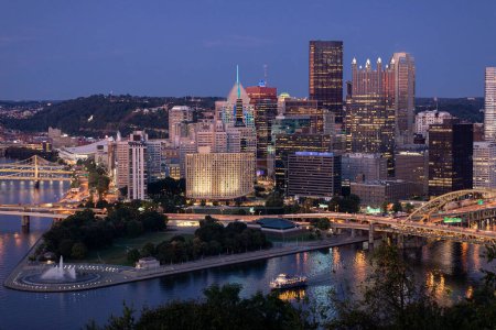 Foto de Paisaje urbano de Pittsburgh y luz nocturna. Puente de Fort Pitt en el fondo. Hermoso horizonte de Pittsburgh - Imagen libre de derechos