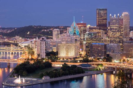 Foto de Cityscape of Pittsburgh and Evening Light. Fort Pitt Bridge in the Background. Beautiful Pittsburgh Skyline - Imagen libre de derechos