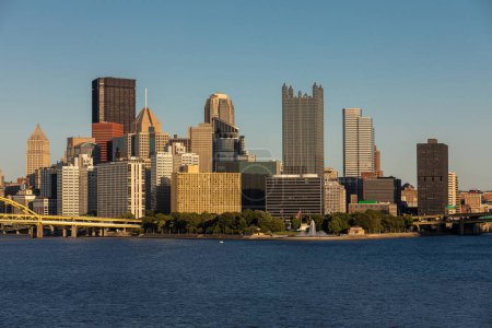Foto de Cityscape of Pittsburgh, Pennsylvania. Allegheny and Monongahela Rivers in Background. Ohio River. Pittsburgh Downtown With Skyscrapers and Beautiful Sky. Postcard View. - Imagen libre de derechos
