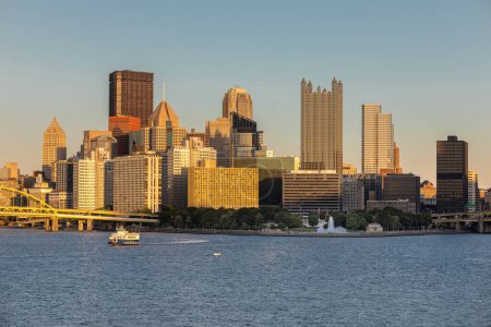 Foto de Cityscape of Pittsburgh, Pennsylvania. Allegheny and Monongahela Rivers in Background. Ohio River. Pittsburgh Downtown With Skyscrapers and Beautiful Sky. Postcard View. Ferry with Tourists in Background - Imagen libre de derechos