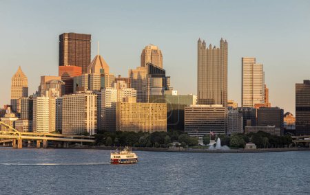 Foto de Cityscape of Pittsburgh, Pennsylvania. Allegheny and Monongahela Rivers in Background. Ohio River Pittsburgh Downtown With Skyscrapers and Beautiful Sky Postcard View Ferry with Tourists in Background - Imagen libre de derechos