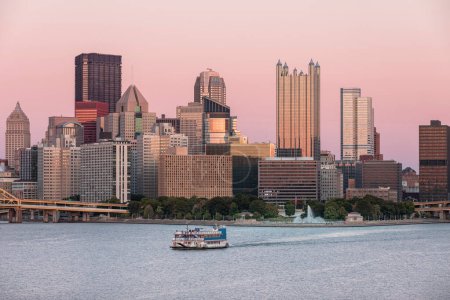Foto de Cityscape of Pittsburgh, Pennsylvania. Allegheny and Monongahela Rivers in Background. Ohio River. Pittsburgh Downtown With Skyscrapers and Beautiful Sky. Postcard View. Ferry with Tourists in Background - Imagen libre de derechos