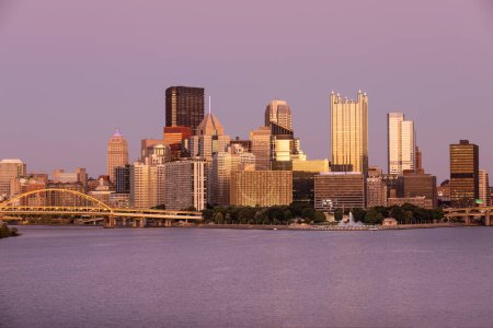 Foto de Cityscape of Pittsburgh, Pennsylvania. Allegheny and Monongahela Rivers in Background. Ohio River. Pittsburgh Downtown With Skyscrapers and Beautiful Sky. Postcard View. - Imagen libre de derechos
