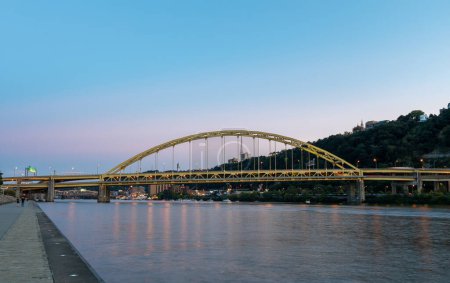 Foto de Fort Pitt Bridge and Monongahela River in Pittsburgh in Pennsylvania - Imagen libre de derechos
