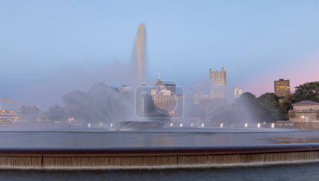 Foto de Point State Park Fountain in Pittsburgh, Pennsylvania. Long Exposure Photo shoot and Blurry Water Because of Long Exposure. Evening - Imagen libre de derechos