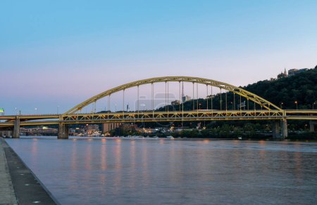 Foto de Fort Pitt Bridge and Monongahela River in Pittsburgh in Pennsylvania - Imagen libre de derechos