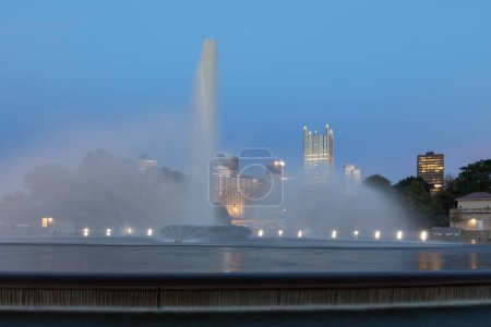 Foto de Point State Park Fountain in Pittsburgh, Pennsylvania. Long Exposure Photo shoot and Blurry Water Because of Long Exposure. Evening - Imagen libre de derechos