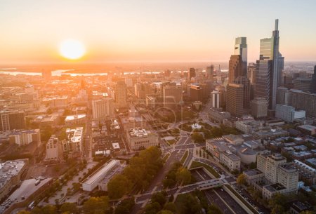Téléchargez les photos : Philadelphia, Pennsylvania Sunset Skyline Cityscape with Skyscrapers and Clear Sunset Sky. Beautiful Sunset Light. - en image libre de droit