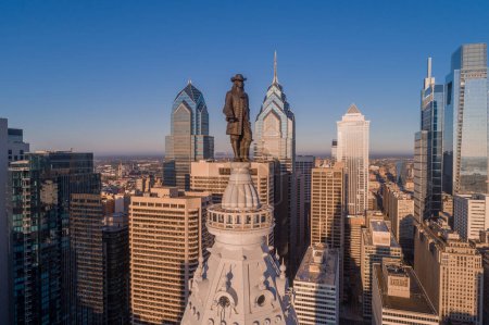 Foto de Estatua de William Penn. Ayuntamiento de Filadelfia. William Penn es una estatua de bronce de Alexander Milne Calder de William Penn. Se encuentra en la cima del Ayuntamiento de Filadelfia, Pensilvania. - Imagen libre de derechos