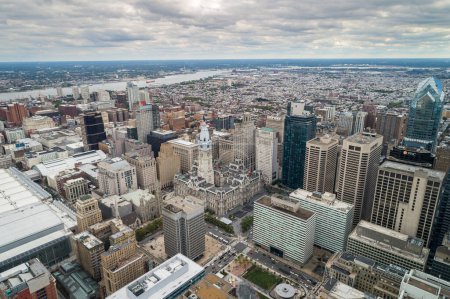 Téléchargez les photos : Top View of Downtown Skyline Philadelphia USA and City Hall. Skyline of Philadelphia City Center, Pennsylvania. Business Financial District and Skyscrapers in Background. Drone Point of View. - en image libre de droit