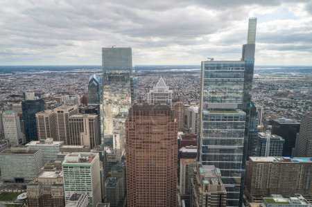 Foto de Filadelfia Skyline con rascacielos del centro y paisaje urbano. Pensilvania, EE.UU. Reflexión sobre los rascacielos. Drone vista del punto. - Imagen libre de derechos