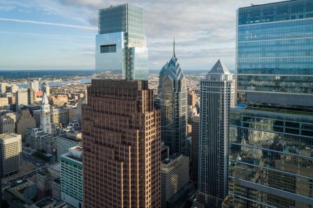 Foto de Filadelfia Skyline con rascacielos del centro y paisaje urbano. Pensilvania, EE.UU. Reflexión sobre los rascacielos. Drone vista del punto. - Imagen libre de derechos